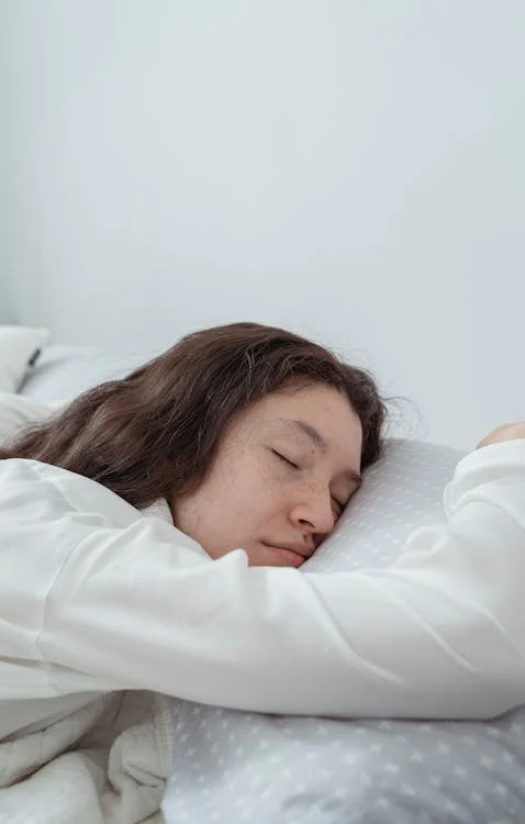 Person using the 2-minute trick to fall asleep in 2 minutes